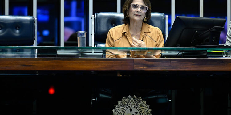 À mesa, senadora Damares Alves (Republicanos-DF) conduz sessão.