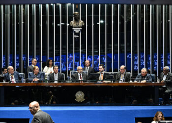 Debatedores defendem redução da jornada de trabalho em sessão no Plenário