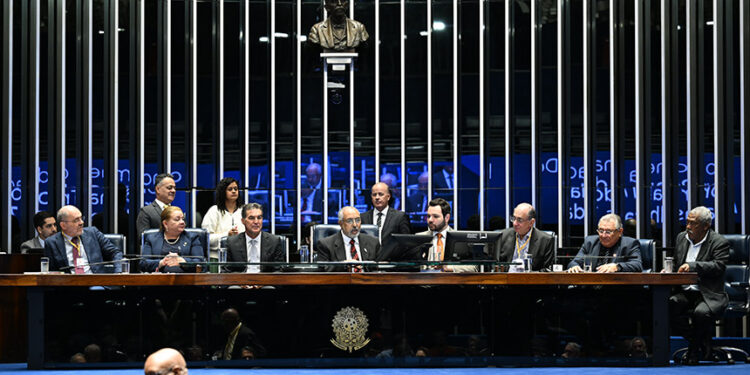 Debatedores defendem redução da jornada de trabalho em sessão no Plenário