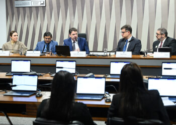 Debatedores pedem controle estatal menor em política de minerais críticos