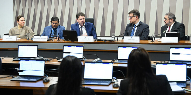 Debatedores pedem controle estatal menor em política de minerais críticos
