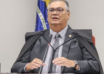 Dino manda investigar emendas para ONGs e filme de Bolsonaro