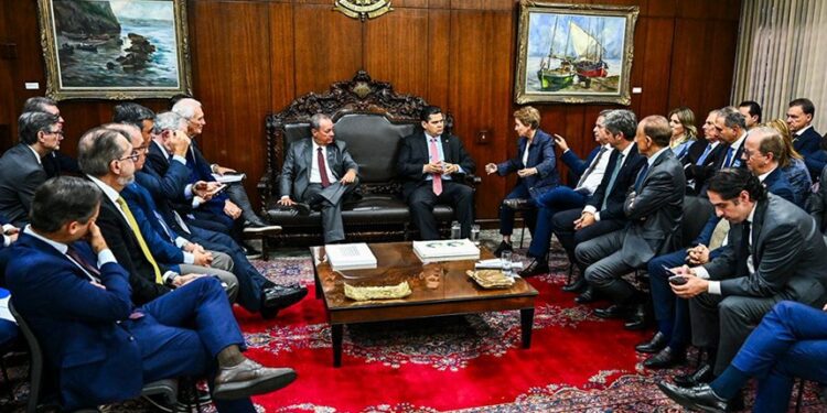 Em reunião no Senado, empregadores propõem discutir 6x1 depois das eleições