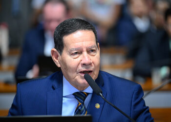 À bancada, em pronunciamento, senador Hamilton Mourão (Republicanos-RS).