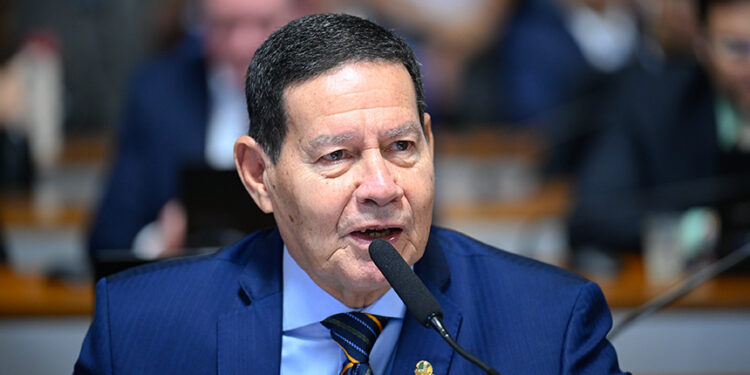 À bancada, em pronunciamento, senador Hamilton Mourão (Republicanos-RS).