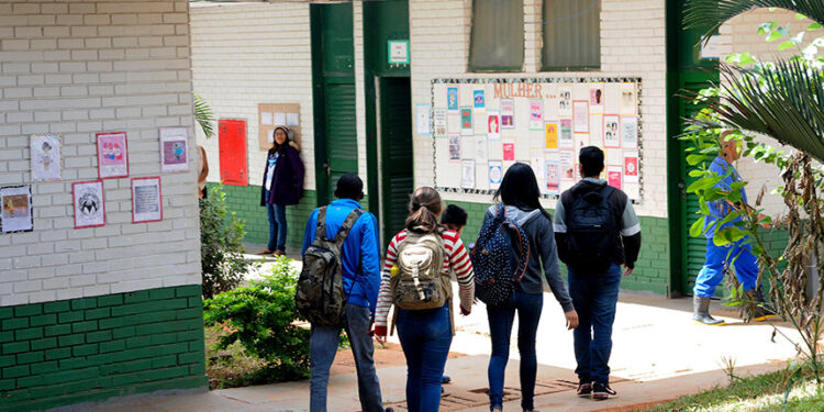 Escola deve estimular descanso e abrir espaço para neurodivergentes, prevê projeto