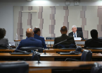 À mesa, presidente da FPEpTec, senador Astronauta Marcos Pontes (PL-SP), conduz audiência.
