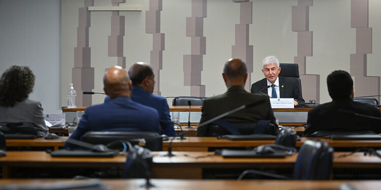 À mesa, presidente da FPEpTec, senador Astronauta Marcos Pontes (PL-SP), conduz audiência.
