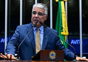Senador Eduardo Girão (Novo-CE) em discurso à tribuna.