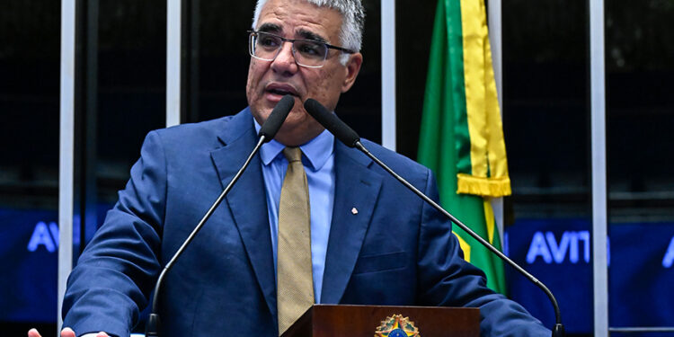 Senador Eduardo Girão (Novo-CE) em discurso à tribuna.