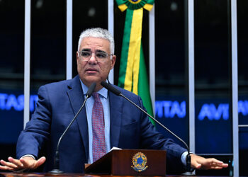 Em discurso, à tribuna, senador Eduardo Girão (Novo-CE).