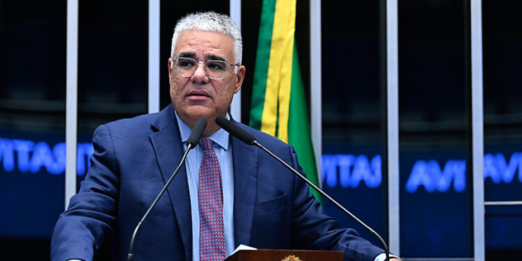 Em discurso, à tribuna, senador Eduardo Girão (Novo-CE).