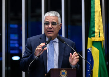 À tribuna, em discurso, senador Eduardo Girão (Novo-CE).
