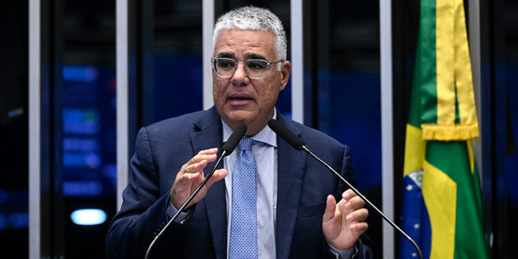 À tribuna, em discurso, senador Eduardo Girão (Novo-CE).