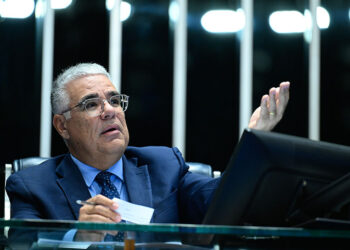 À mesa, senador Eduardo Girão (Novo-CE) preside sessão.