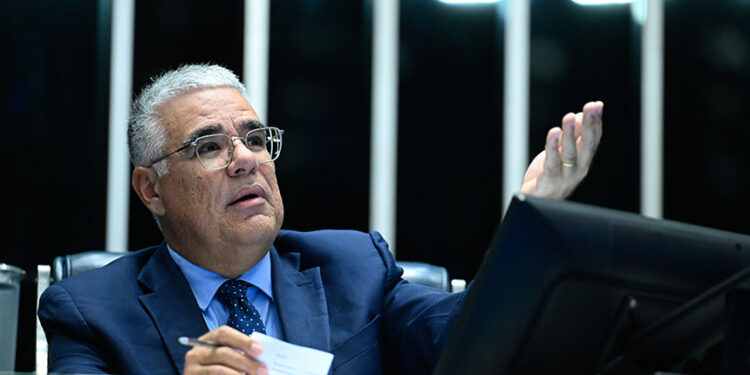 À mesa, senador Eduardo Girão (Novo-CE) preside sessão.