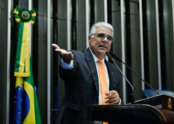 Em discurso, à tribuna, senador Eduardo Girão (Novo-CE).