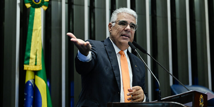 Em discurso, à tribuna, senador Eduardo Girão (Novo-CE).
