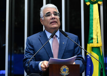 Em discurso, à tribuna, senador Eduardo Girão (Novo-CE).