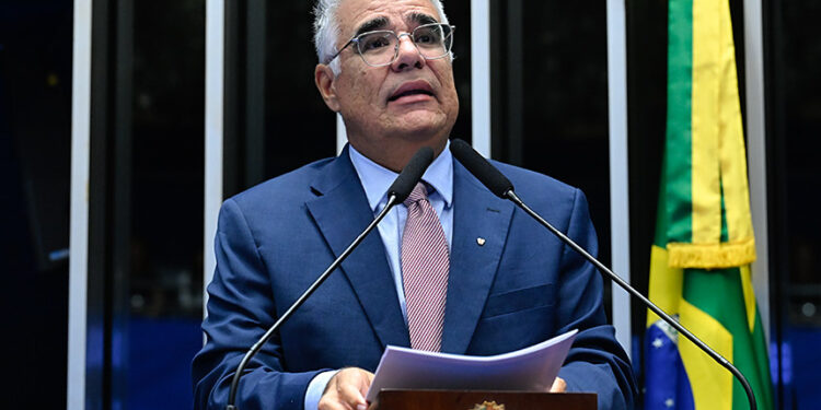 Em discurso, à tribuna, senador Eduardo Girão (Novo-CE).