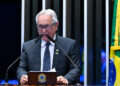 À tribuna, em discurso, senador Hermes Klann (PL-SC).