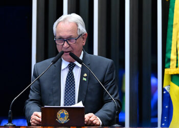 À tribuna, em discurso, senador Hermes Klann (PL-SC).