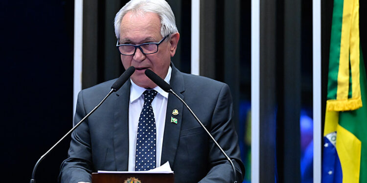 À tribuna, em discurso, senador Hermes Klann (PL-SC).