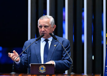 Senador Izalci Lucas (PL-DF) em discurso à tribuna.