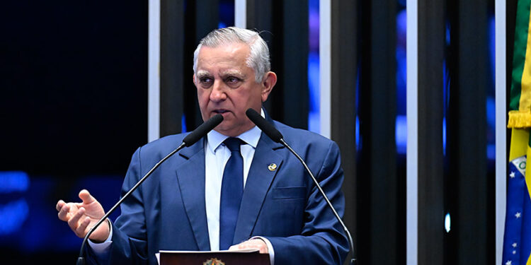 Senador Izalci Lucas (PL-DF) em discurso à tribuna.