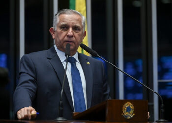 Senador Izalci Lucas (PL-DF) em discurso à tribuna.