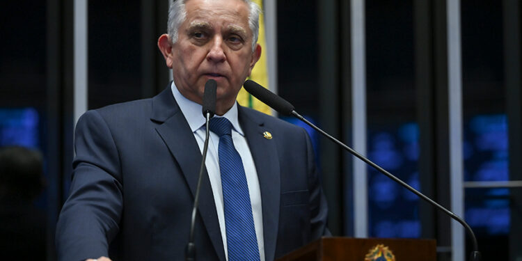 Senador Izalci Lucas (PL-DF) em discurso à tribuna.