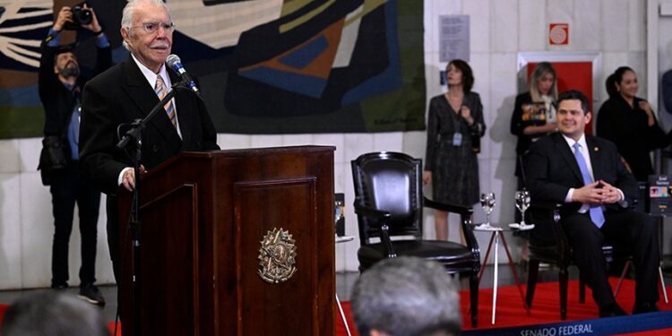 José Sarney relança três de seus romances no Senado