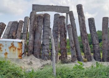 Justiça manda demolir muro de 570 metros em praia no sul da Bahia