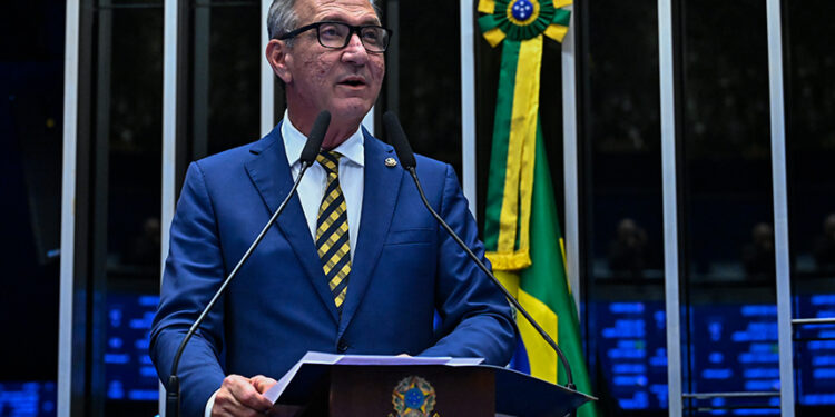 Em discurso, à tribuna, senador Lucas Barreto (PSD-AP).
