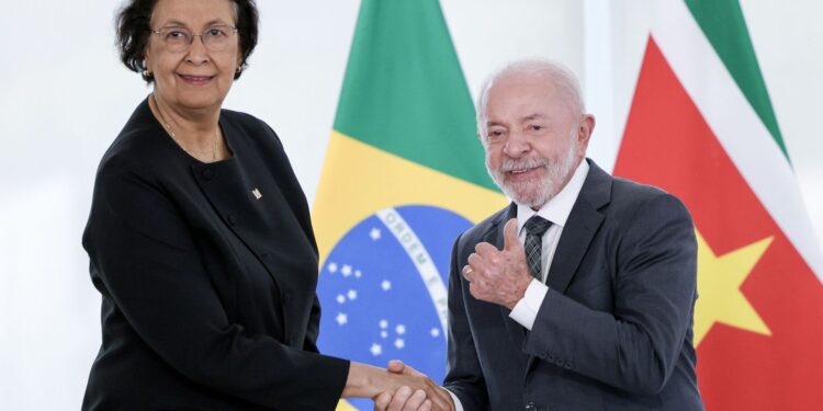 Lula discute combate ao crime organizado com presidenta do Suriname