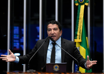 À tribuna, em discurso, senador Magno Malta (PL-ES).