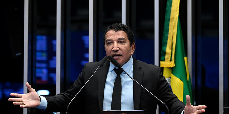 À tribuna, em discurso, senador Magno Malta (PL-ES).