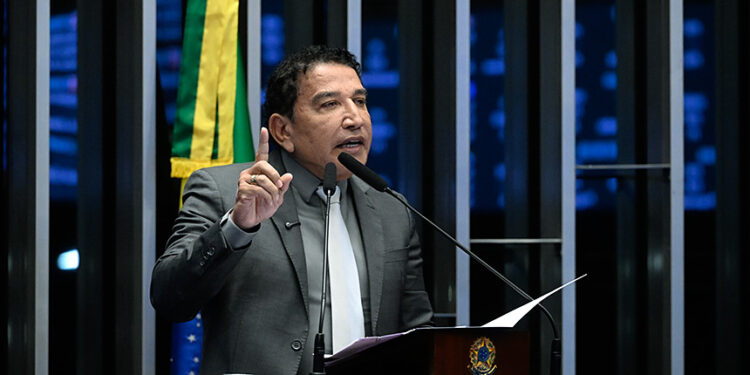 Em discurso,  à tribuna,  senador Magno Malta (PL-ES).