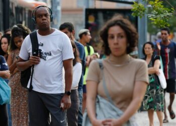 Média salarial chega a R$ 3.722, a maior desde 2012, divulga IBGE