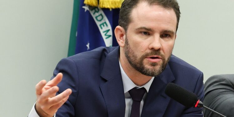Ministro da Fazenda defende na Câmara fim da escala 6x1