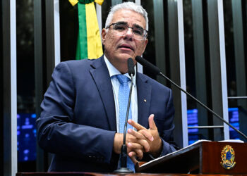 Em discurso, à tribuna, senador Eduardo Girão (Novo-CE).