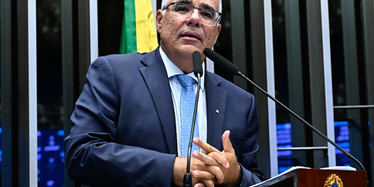 Em discurso, à tribuna, senador Eduardo Girão (Novo-CE).
