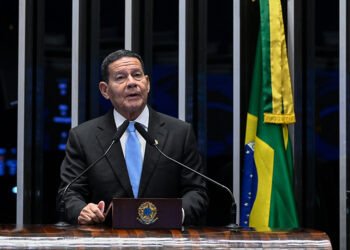 Em discurso, à tribuna, senador Hamilton Mourão (Republicanos-RS).
