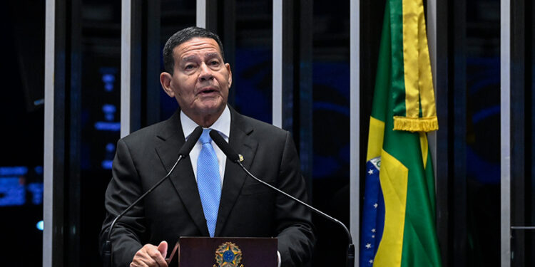Em discurso, à tribuna, senador Hamilton Mourão (Republicanos-RS).