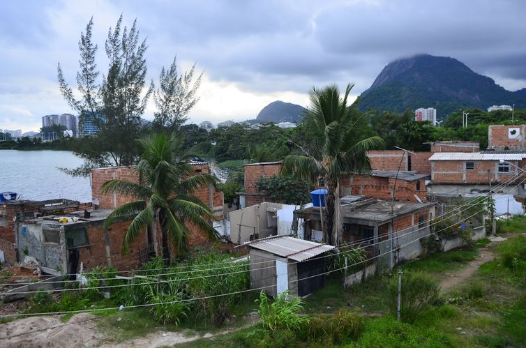 Fernando Frazão/Agencia Brasil A 500 dias das Olimpíadas de 2016, moradores da Vila Autódromo, em Jacarepaguá, reclamam de perda de qualidade de vida e incertezas sobre o futuro com as obras para as Olímpiadas (Fernando Frazão/Agência Brasil)