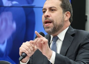 Na Câmara, Boulos defende fim da escala 6x1 de forma imediata