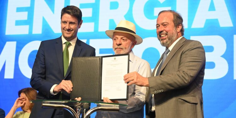 Na renovação de concessões de energia, Lula comenta encontro com Trump