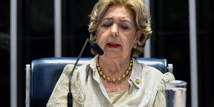Em pronunciamento, à mesa, senadora Ivete da Silveira (MDB-SC).
