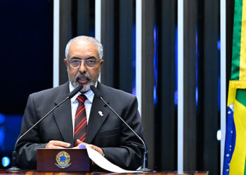 Em discurso, à tribuna, senador Paulo Paim (PT-RS).