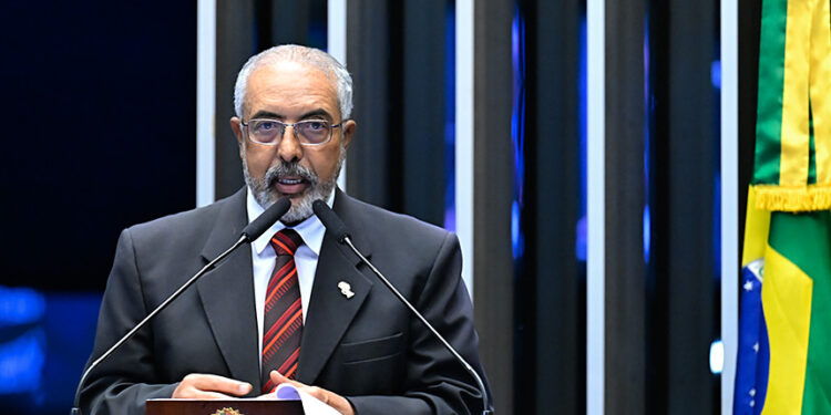 Em discurso, à tribuna, senador Paulo Paim (PT-RS).